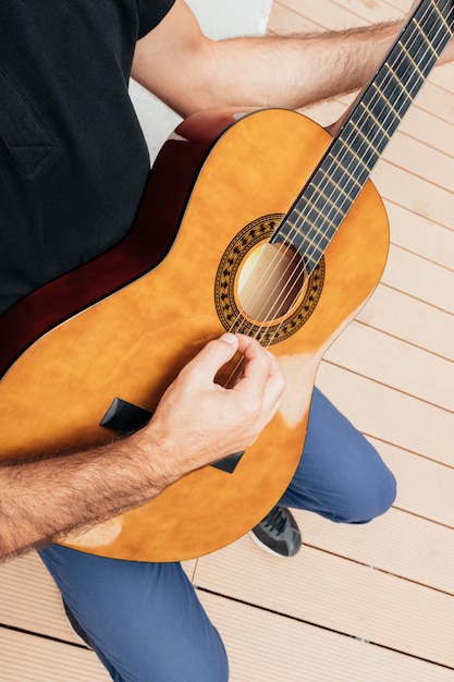 Kostenloses Foto nahaufnahme des mannes, der eine gitarre hält