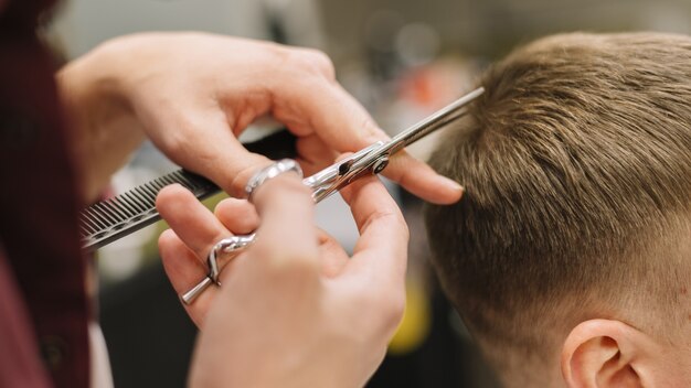 Nahaufnahme des Mannes, der einen Haarschnitt erhält