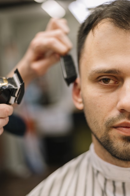 Nahaufnahme des Mannes, der einen Haarschnitt erhält