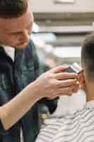 Kostenloses Foto nahaufnahme des mannes, der einen haarschnitt erhält