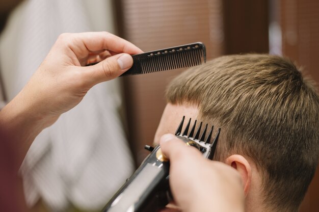 Nahaufnahme des Mannes, der einen Haarschnitt erhält