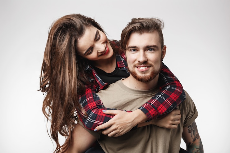 Kostenlose Foto nahaufnahme des mannes, der gerade schaut, mädchen, das auf dem rücken des mannes sitzt.