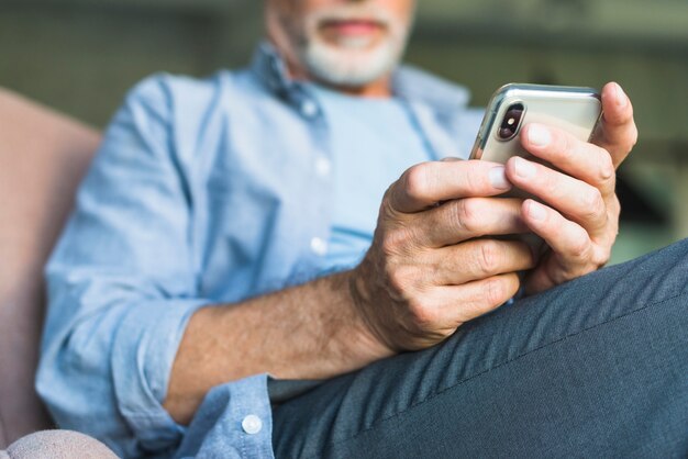 Nahaufnahme des Mannes intelligentes Telefon halten