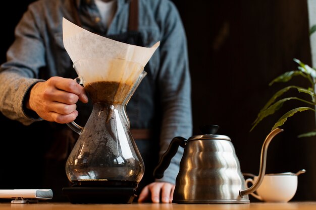 Nahaufnahme des Mannes Kaffeefilter halten