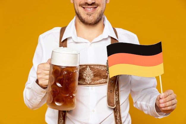 Kostenloses Foto nahaufnahme des mannes mit bierpint und -flagge