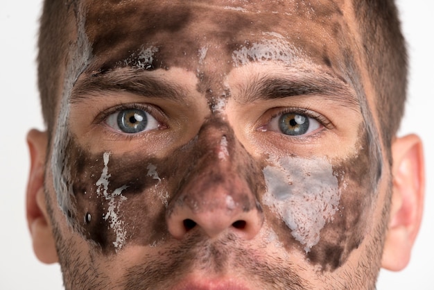 Nahaufnahme des Mannes mit schwarzer Maske auf seinem Gesicht