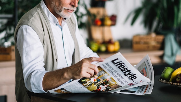 Kostenloses Foto nahaufnahme des mannes zeitung lesend