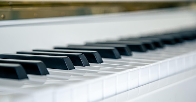 Nahaufnahme des musikalischen Hintergrunds der weißen Klaviertasten