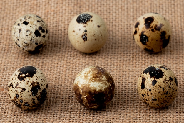 Nahaufnahme des Musters von Mini-Eiern auf Sackleinenhintergrund