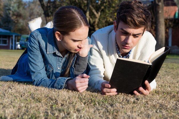 Nahaufnahme des Paares Aufmerksamkeit auf das Lesen zu zahlen