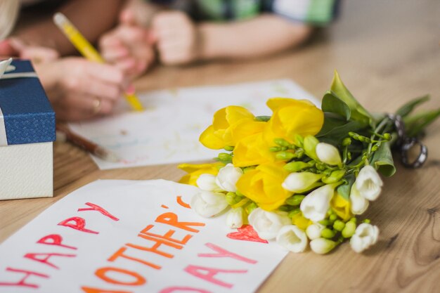 Nahaufnahme des Plakats für Muttertag und Blumen