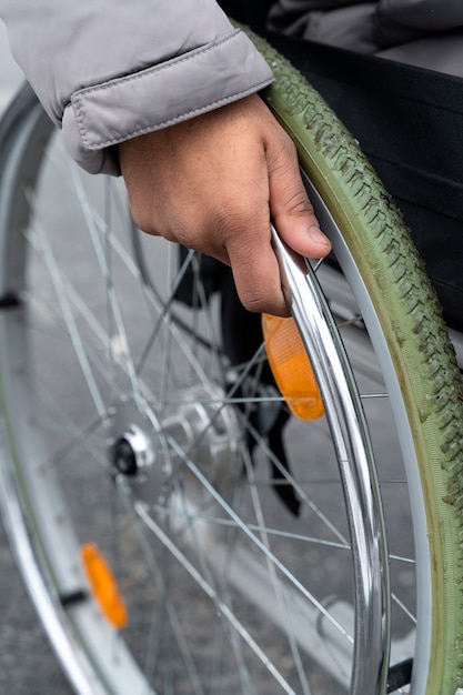 Nahaufnahme des Rollstuhls einer behinderten Person