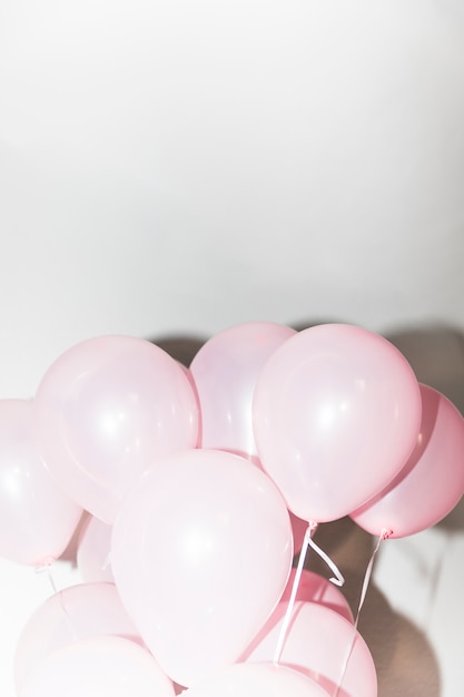 Nahaufnahme des rosa aufblasbaren Ballons gegen weißen Hintergrund