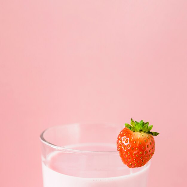 Nahaufnahme des rosa Milchshakes mit Erdbeere