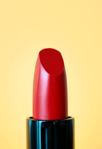 Nahaufnahme des roten Lippenstifts für Frauen