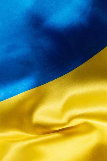 Kostenloses Foto nahaufnahme des stilllebens der ukrainischen flagge von oben