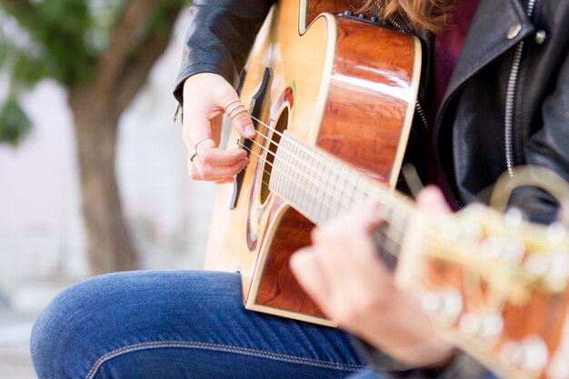 Nahaufnahme des Straßenmusikers Gitarre spielend