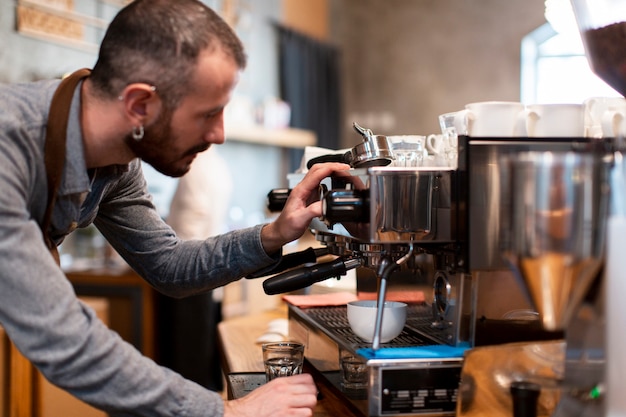 Nahaufnahme des tragenden Schutzblechs des Mannes, das in der Kaffeestube arbeitet