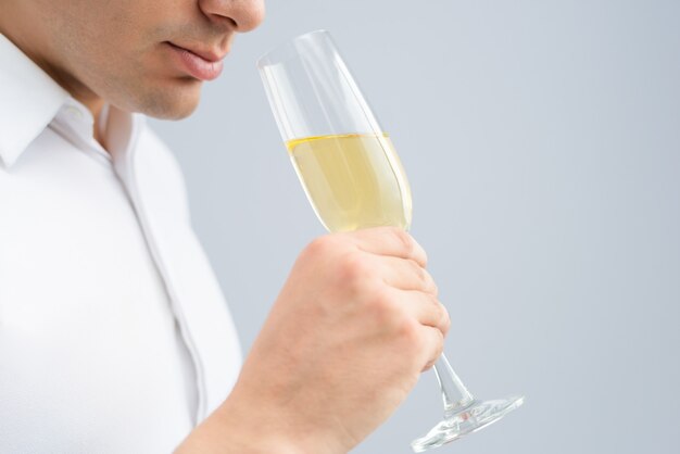 Nahaufnahme des trinkenden Champagners des Mannes vom Becher