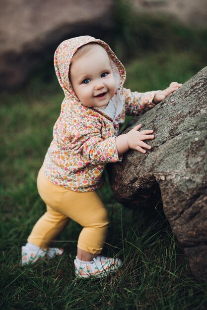 Nahaufnahme des überraschten Gesichts des Babys mit leicht geöffnetem Mund