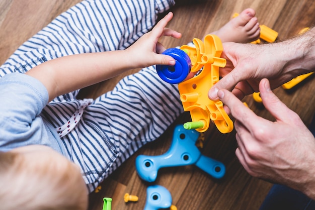 Nahaufnahme des Vaters spielt mit seinem Sohn