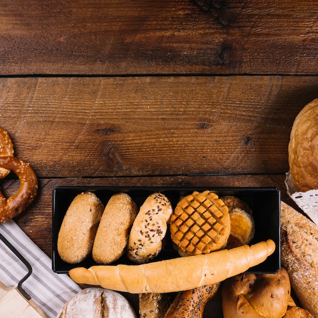 Nahaufnahme des verschiedenen frischen gebackenen Brotes auf Holztisch