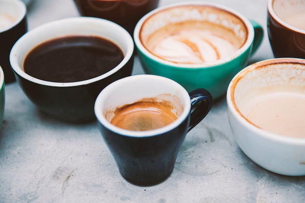 Nahaufnahme des verschiedenen heißen Kaffees