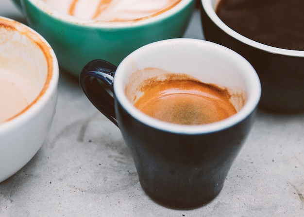 Nahaufnahme des verschiedenen heißen Kaffees