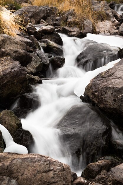 Nahaufnahme des Wassers, das durch Steine fließt