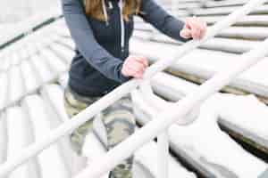 Kostenloses Foto nahaufnahme des weiblichen athleten trainierend auf treppenhaus im winter