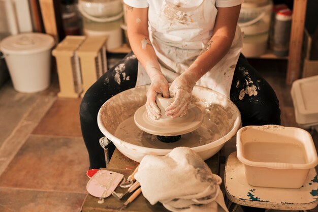 Nahaufnahme des weiblichen Handwerkers Detail zum Lehm auf Töpferscheibe gebend