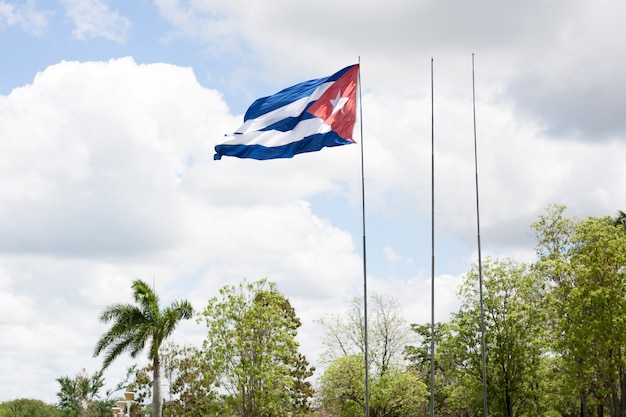 Nahaufnahme des Wellenartig bewegens der kubanischen Flagge