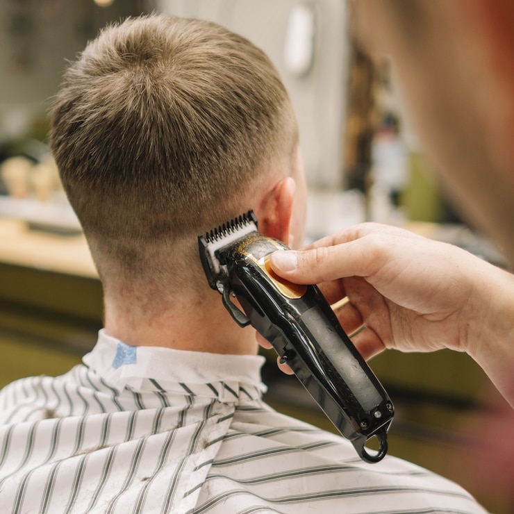 Kostenlose Foto nahaufnahme, die einen haarschnitt erhält