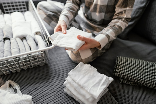 Kostenloses Foto nahaufnahme, die kleidung arrangiert