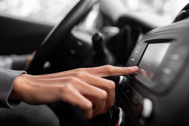 Nahaufnahme, die Musik im Auto einschaltet