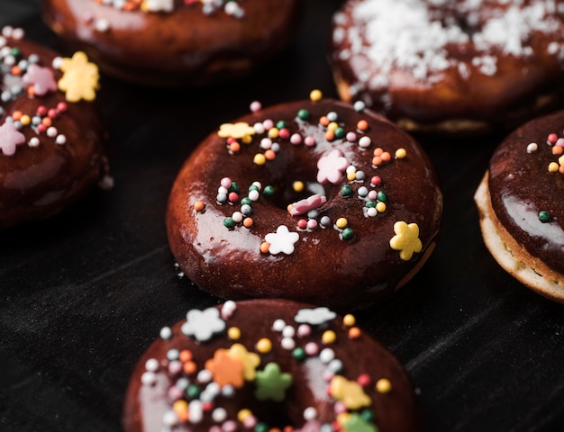 Kostenloses Foto nahaufnahme donuts mit zuckerguss