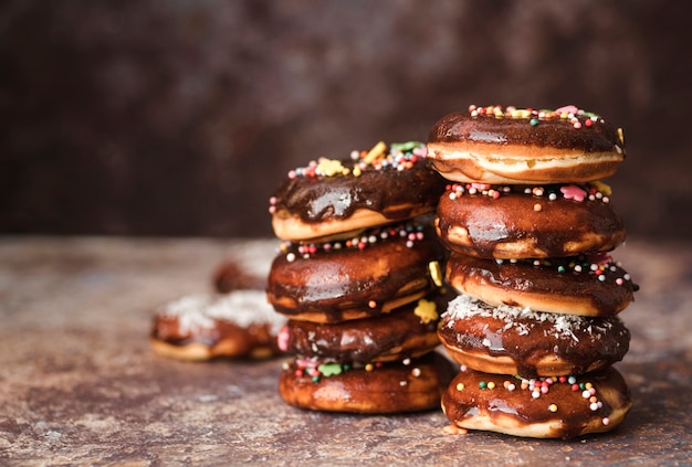 Nahaufnahme Donuts mit Zuckerguss