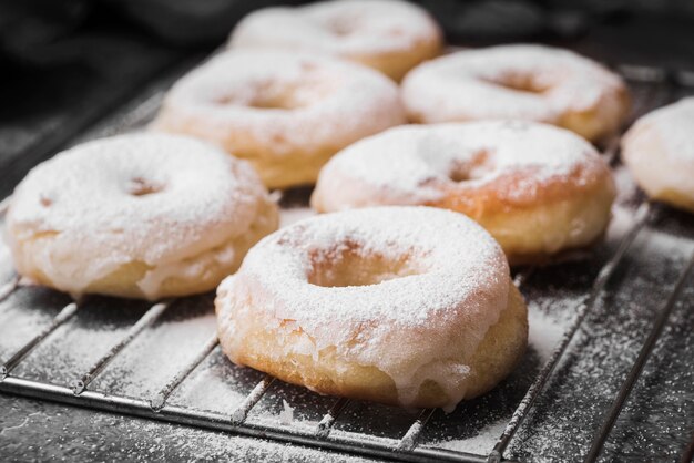 Nahaufnahme Donuts mit Zuckerpulver