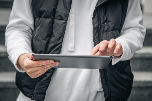 Kostenloses Foto nahaufnahme eine frau benutzt draußen ein tablet