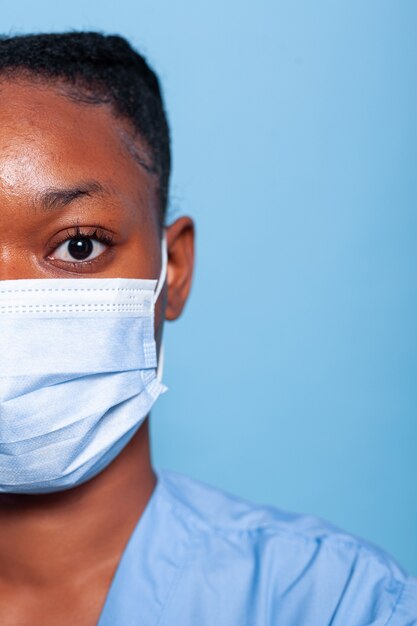 Nahaufnahme einer afroamerikanischen Fachkrankenschwester mit medizinischer Gesichtsschutzmaske