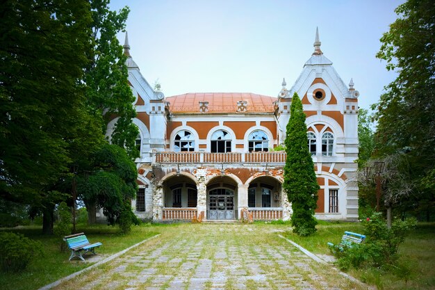 Nahaufnahme einer alten Villa in der Stadt