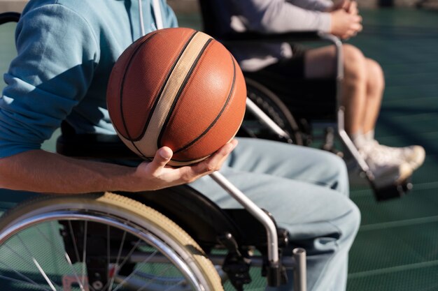 Nahaufnahme einer behinderten Person mit Ball