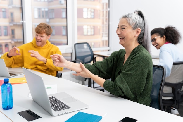 Nahaufnahme einer erwachsenen Frau, die im Büro arbeitet