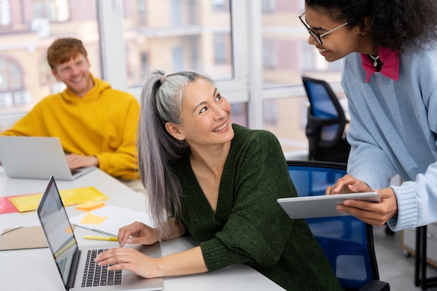 Nahaufnahme einer erwachsenen Frau, die im Büro arbeitet