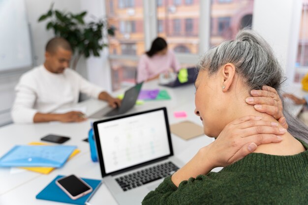 Nahaufnahme einer erwachsenen Frau, die im Büro arbeitet