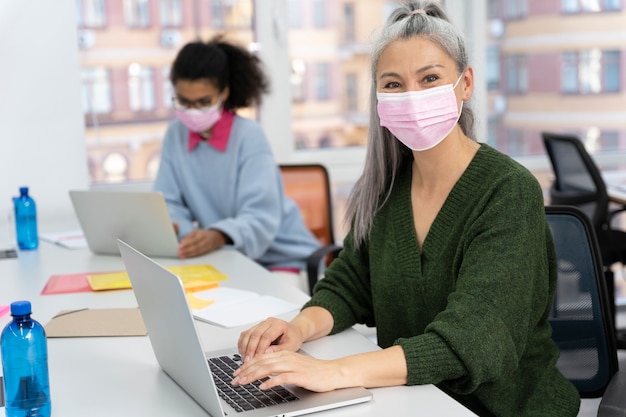 Nahaufnahme einer erwachsenen Frau, die im Büro arbeitet