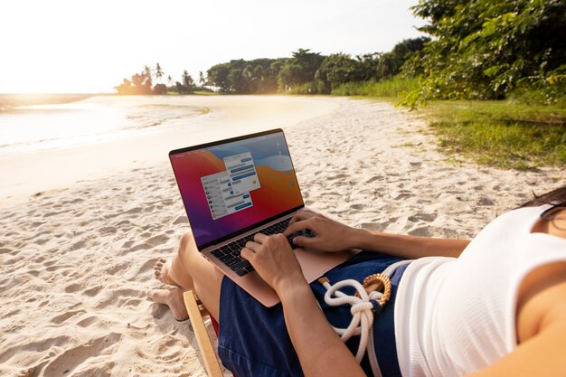 Nahaufnahme einer Frau, die am Laptop arbeitet