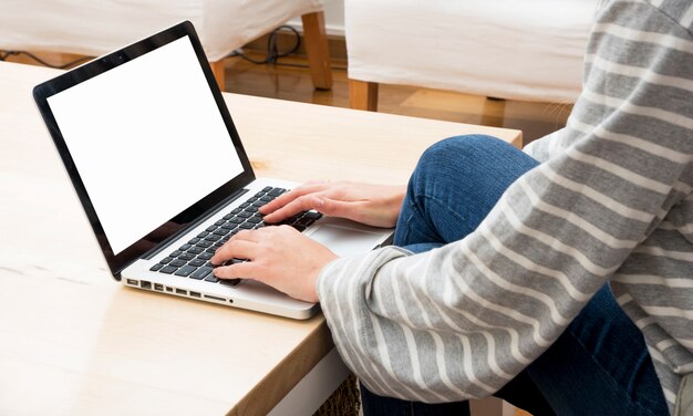 Nahaufnahme einer Frau, die auf Laptop grast