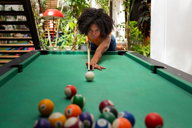 Kostenloses Foto nahaufnahme einer frau, die billard spielt