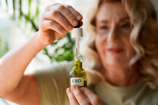 Nahaufnahme einer Frau, die CBD-Öl verwendet